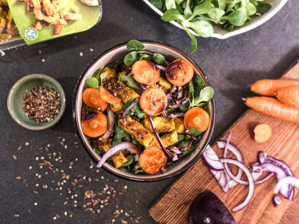 pezzi di pollo in un'insalata sana